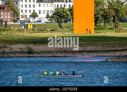 Die Skulptur Rhein Orange an der Mündung des Ruhrgebiets in den Rhein, Ruderboot, in Duisburg NRW, Deutschland Stockfoto