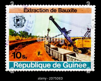 MOSKAU, RUSSLAND - 2. JANUAR 2018: Eine in Guinea gedruckte Marke zeigt Bergbau, Bauxitabbau, Boke Serie, um 1974 Stockfoto