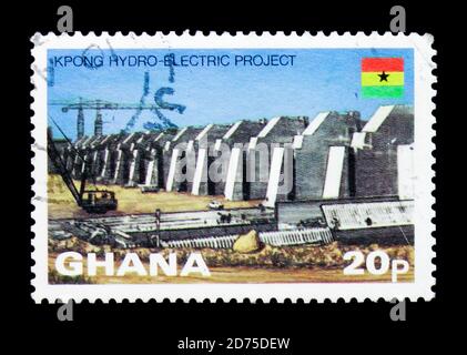 MOSKAU, RUSSLAND - 2. JANUAR 2018: Eine in Ghana gedruckte Briefmarke zeigt Kpong Dam, Serie, um 1982 Stockfoto