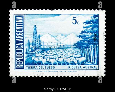 MOSKAU, RUSSLAND - 2. JANUAR 2018: Eine in Argentinien gedruckte Marke zeigt Schafherde auf Feuerland, Persönlichkeiten und Landschaften Serie, um 1972 Stockfoto