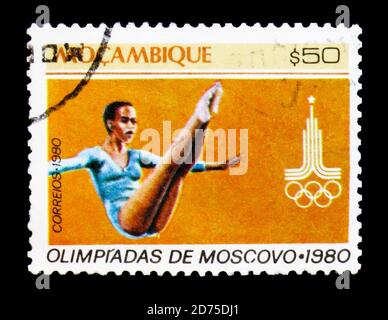 MOSKAU, RUSSLAND - 2. JANUAR 2018: Eine in Mosambik gedruckte Briefmarke zeigt Gymnastik, Olympische Sommerspiele Moskau Serie, um 1980 Stockfoto