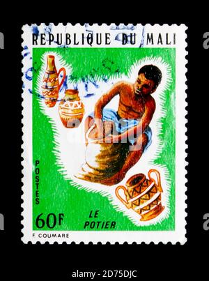 MOSKAU, RUSSLAND - 2. JANUAR 2018: Eine in Mali gedruckte Briefmarke zeigt Potter, Handwerker der Serie Mali, um 1974 Stockfoto