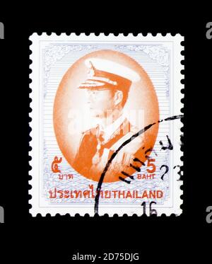 MOSKAU, RUSSLAND - 2. JANUAR 2018: Eine in Thailand gedruckte Briefmarke zeigt König Bhumibol Adulyadej, Serie, um 1997 Stockfoto