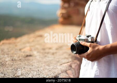 Frau hält eine Vintage-Kamera hängen von ihrem Hals bereit zu schießen. Fotokonzept Stockfoto