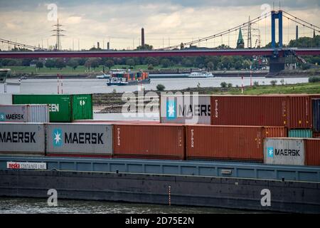 Containerschiffe auf dem Rhein bei Duisburg-Homberg, Friedrich-Ebert-Brücke, NRW, Deutschland Stockfoto