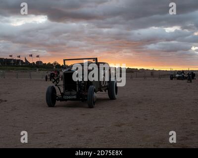 Ouistreham, Frankreich, 25. September 2020. Ford alten Timer Auto steht am Strand bei Sonnenuntergang Stockfoto