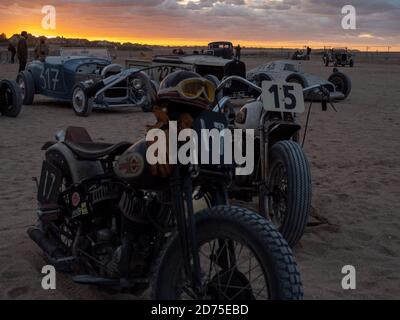 Ouistreham, Frankreich 26. September 2020. Alte Motorradmodelle stehen am Strand in der Normandie bei Sonnenuntergang. Stockfoto