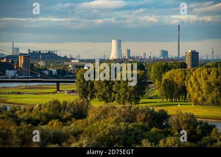 Blick über die Rheinlandschaft bei Duisburg, nach Norden Rheinbrücke Neuenkamp, thyssenkrupp Stahlwerk Bruckhausen, STEAG Kraft-Wärme-Kopplung Stockfoto