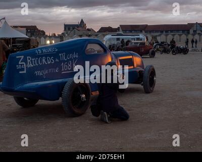 Ouistreham, Frankreich 26. September 2020. Altes Renault-Modell am Strand der Normandie, Frankreich bei Sonnenuntergang. Stockfoto