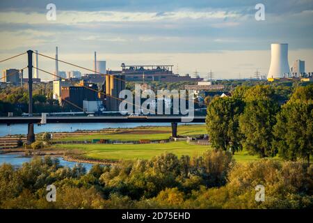 Blick über die Rheinlandschaft bei Duisburg, nach Norden Rheinbrücke Neuenkamp, thyssenkrupp Stahlwerk Bruckhausen, STEAG Kraft-Wärme-Kopplung Stockfoto