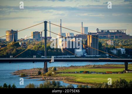 Blick über die Rheinlandschaft bei Duisburg, nach Norden Rheinbrücke Neuenkamp, thyssenkrupp Stahlwerk Bruckhausen, STEAG Kraft-Wärme-Kopplung Stockfoto