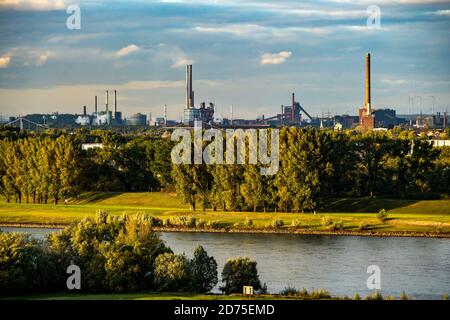 Blick über die Rheinlandschaft bei Duisburg, nach Norden, thyssenkrupp Steel, Stahlwerk Bruckhausen, NRW, Deutschland, Stockfoto