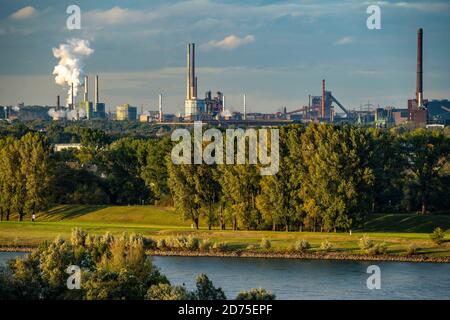 Blick über die Rheinlandschaft bei Duisburg, nach Norden, thyssenkrupp Steel, Stahlwerk Bruckhausen, NRW, Deutschland, Stockfoto