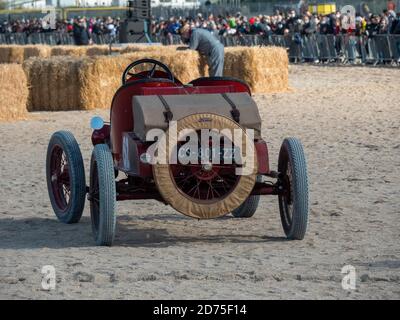 Ouistreham, Frankreich 26. September 2020. Altes FORD-Modell am Strand der Normandie, Frankreich bei Sonnenuntergang. Stockfoto