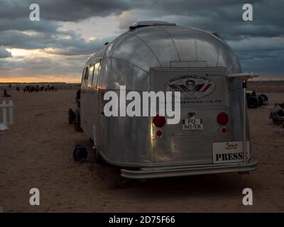 Ouistreham, Frankreich 26. September 2020. Altes FORD-Modell am Strand der Normandie, Frankreich bei Sonnenuntergang. Stockfoto