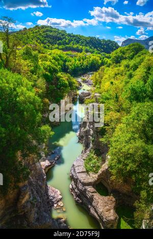 Marmitte dei Giganti Schlucht, Metauro Fluss und Schlucht. Fossombrone, Urbino und Pesaro, Region Marken, Italien, Europa. Stockfoto