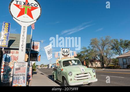 Seligman USA - September 30 2015; Angel & Vilma Delgadillo's Original Route 66 Gift Shop mit alten Schildern mit Dodge Truck geparkt und Texaco Zeichen bedeckt Stockfoto