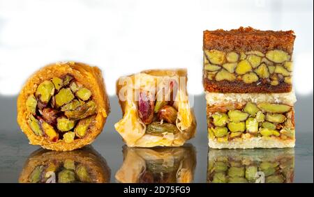 Syrische Baklava Desserts, Süßigkeiten, süßes Gebäck mit Mandeln, Pistazien oder Nüssen, in der Regel mit Zuckersirup gebunden, Stockfoto