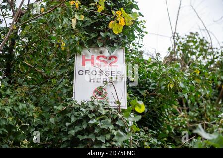 Wendover, Buckinghamshire, Großbritannien. Oktober 2020. Ein HS2 kreuzt hier Schild in Wendover. HS2-Bauarbeiten für die umstrittene High Speed Rail-Verbindung von London nach Birmingham haben in Buckinghamshire begonnen und bereits die HS2-Bauarbeiten für das Projekt sollen 800 Millionen £über dem Budget liegen. Quelle: Maureen McLean/Alamy Stockfoto