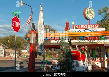 Seligman USA - September 29 2015; Weihnachtsbaum auf altem LKW vor Route 66 Delgardillo's Snow Cap Restaurant in Seligman, Arizona USA Stockfoto