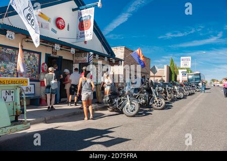 Seligman USA - September 30 2015; Angel & Vilma Delgadillo's Original Route 66 Gift Shop mit Bus- und Motorradtouristen auf der Straße vor der Tür. Stockfoto