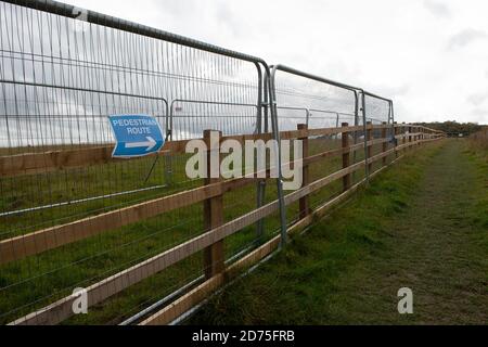 Wendover, Buckinghamshire, Großbritannien. Oktober 2020. Ein anderer Fußweg wird aufgrund von HS2-Arbeiten umgeleitet. Viele öffentliche Wanderwege entlang der umstrittenen Hochgeschwindigkeitsstrecke von London nach Birmingham wurden aufgrund von HS2-Bauarbeiten gesperrt oder umgeleitet. Die HS2-Ermöglichung der Arbeiten für das Projekt wird berichtet, um £800 m über dem Budget zu sein. Quelle: Maureen McLean/Alamy Stockfoto