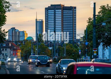 Skyline der Essener Innenstadt, Rathaus, RWE-Turm, Kuppel der alten Synagoge, Straße Schützenbahn, Essen, NRW, Deutschland, Stockfoto