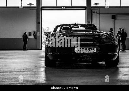 PAARE im GLIEN, DEUTSCHLAND - 03. OKTOBER 2020: Sportwagen Porsche Boxster 986. Rückansicht. Schwarz und Weiß. Die Oldtimer Show 2020. Stockfoto