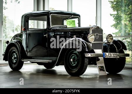 PAARE im GLIEN, DEUTSCHLAND - 03. OKTOBER 2020: Oldtimer Peugeot 201 BC, 1933. Die Oldtimer Show 2020. Stockfoto