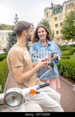 Ein Paar mit Smartphones beim gemeinsamen Gehen Stockfoto