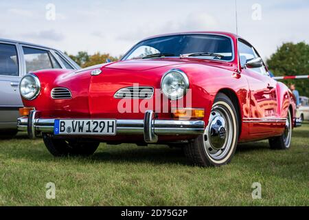 PAARE im GLIEN, DEUTSCHLAND - 03. OKTOBER 2020: Sportwagen Volkswagen Karmann Ghia Typ 14, 1973. Die Oldtimer Show 2020. Stockfoto