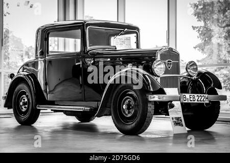 PAARE im GLIEN, DEUTSCHLAND - 03. OKTOBER 2020: Oldtimer Peugeot 201 BC, 1933. Schwarz und Weiß. Die Oldtimer Show 2020. Stockfoto