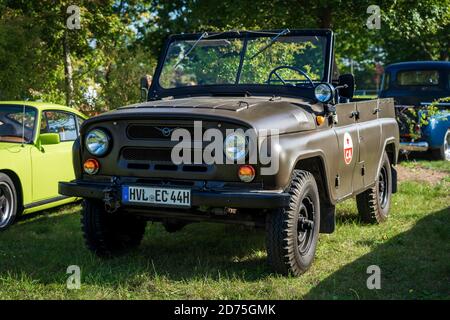 PAARE im GLIEN, DEUTSCHLAND - 03. OKTOBER 2020: Ein militärisches Geländefahrzeug UAZ-469. Die Oldtimer Show 2020. Stockfoto