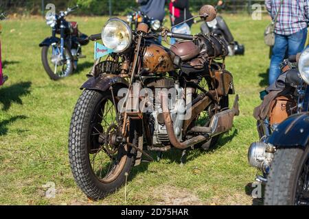 PAARE IM GLIEN, DEUTSCHLAND - 03. OKTOBER 2020: MOTORRAD PEUGEOT P117L, 1934. Die Oldtimer Show 2020. Stockfoto