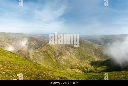 St.Sunday Crag und CofA Pike durch die Reste der angesehen Der Nebel vom Gipfel des Fairfield auf dem Fairfield Hufeisen Stockfoto