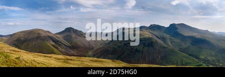 Atemberaubendes Panorama vom Gipfel des Yewbarrow of the High Fells am Kopf von Wasdale Stockfoto