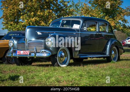 PAARE im GLIEN, DEUTSCHLAND - 03. OKTOBER 2020: Oldtimer Hudson Commodore Eight, 1941. Die Oldtimer Show 2020. Stockfoto