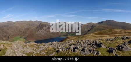 Wunderbarer Blick über das Wasser von Illgill Head mit vielen Der westlichen Fjälls, die den Hintergrund bilden Stockfoto