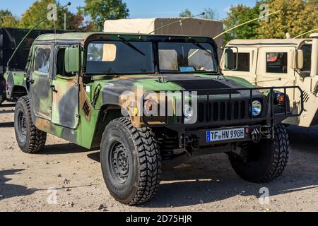 PAARE im GLIEN, DEUTSCHLAND - 03. OKTOBER 2020: Leichter Panzerwagen AM General Humvee, 1987. Die Oldtimer Show 2020. Stockfoto