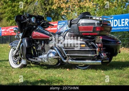 PAARE im GLIEN, DEUTSCHLAND - 03. OKTOBER 2020: Motorrad Harley-Davidson Electra Glide Ultra Classic. Die Oldtimer Show 2020. Stockfoto