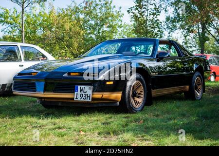 PAARE im GLIEN, DEUTSCHLAND - 03. OKTOBER 2020: Muscle Car Pontiac Firebird Trans am, 1984. Die Oldtimer Show 2020. Stockfoto