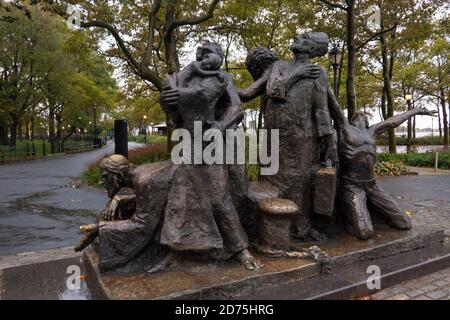 Die Immigranten-Statue im Battery Park Manhattan NYC Stockfoto