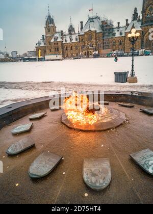 Hundertjährige Flamme auf dem parlamentshügel in Ottawa, Ontario, Kanada zum 100. Jahrestag der Gründung Kanadas als Konföderation. Reiseziel im Winter Stockfoto