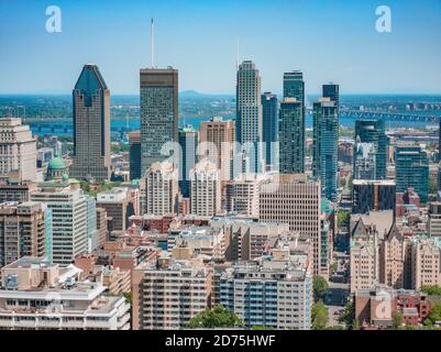 Montreal City Downtown Skyline Hintergrund der Bürotürme Wohnung Wolkenkratzer Gebäude. Reiseziel für den Sommer. Mobile Fotoaufnahmen mit Smart Stockfoto