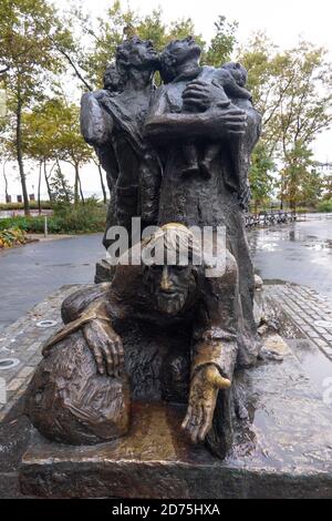 Die Immigranten-Statue im Battery Park Manhattan NYC Stockfoto