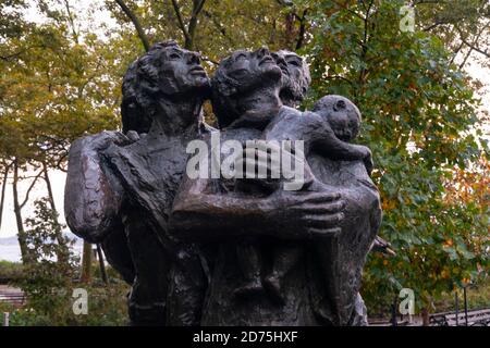 Die Immigranten-Statue im Battery Park Manhattan NYC Stockfoto