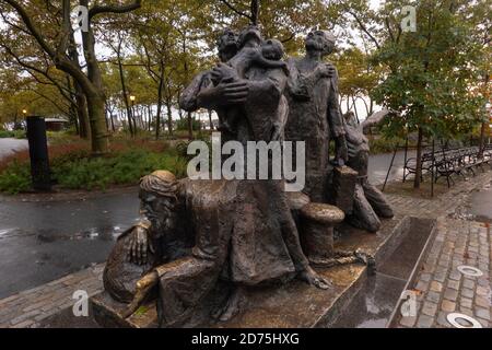 Die Immigranten-Statue im Battery Park Manhattan NYC Stockfoto