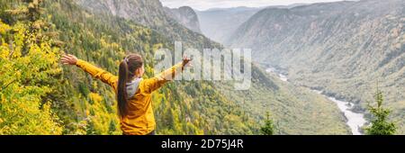 Glückliche Wanderung Reise Frau mit offenen Armen ausgestreckt in Glück Sorglos genießen Herbst Herbst Panorama Banner Hintergrund Stockfoto