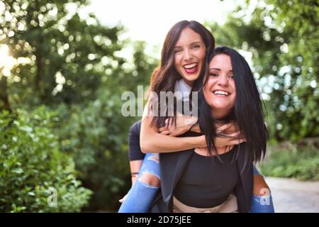 Zwei glücklich schöne Mädchen mit Spaß im Freien Stockfoto