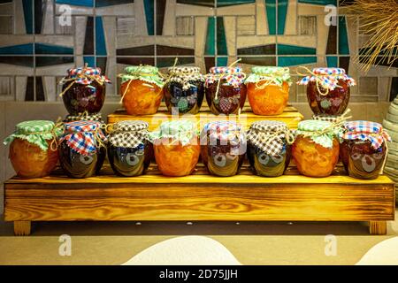 Sortierte Marmelade aus Konfitüre in den Gläsern Stockfoto